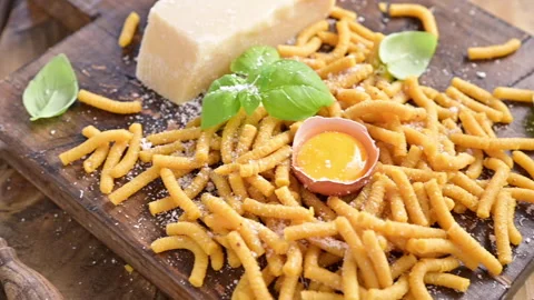 Pasta cooked in chicken broth , fresh pasta. Passatelli in brodo. 库存影片 147867212