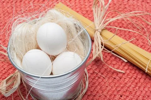 Pasta with Egg in Basket Stock-Fotos