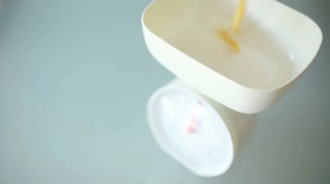 Pasta falling in weight scale Video stock 43365967