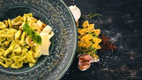 Pasta Farfelli with spinach and seafood. Italian cuisine. Top view. On a blac Foto stock