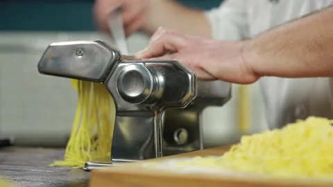 Pasta machine / pasta slicer Video stock 150182032