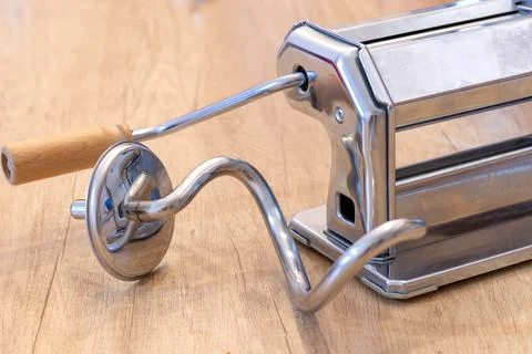Pasta maker. Dough hook. Rolling out for dough, pasta. Machine for rolling .. Foto stock