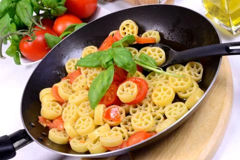 Pasta in the pan Stock-Fotos