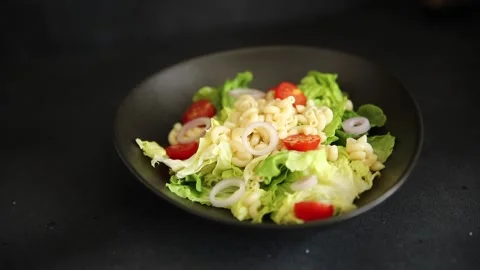 Pasta salad green leaf lettuce, tomato, pasta, onion fresh delicious gourmet Vidéo 313239538