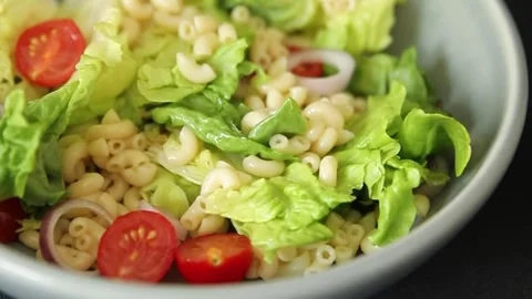 Pasta salad green leaf lettuce, tomato, pasta, onion fresh delicious gourmet Vidéo 313239548