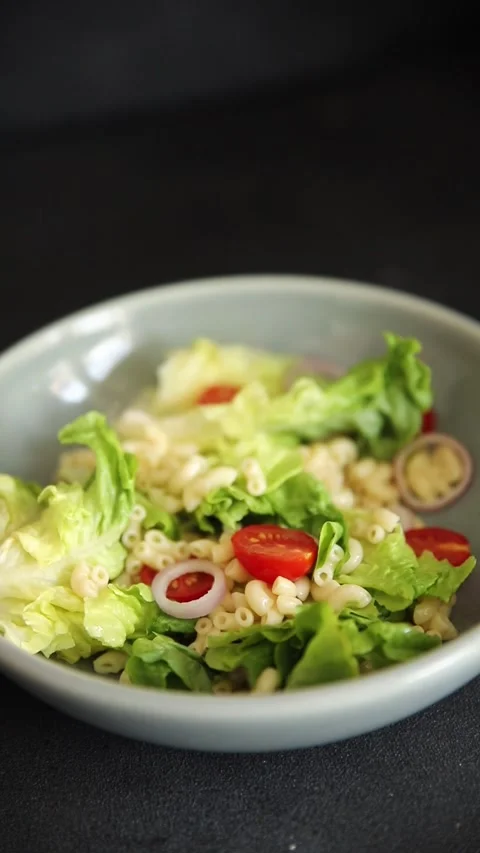 Pasta salad green leaf lettuce, tomato, pasta, onion fresh delicious gourmet Vidéo 313239552