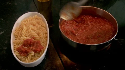 Pasta sauce Vídeos de archivo 73769328