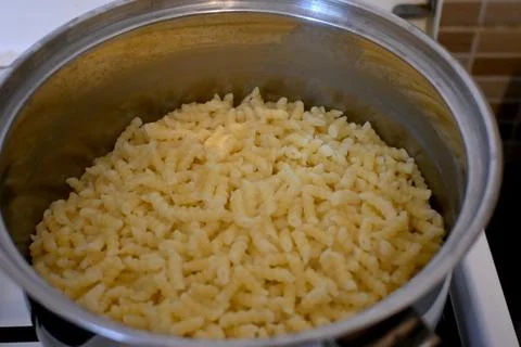 Pasta Shells Cooking in Pot for Soup, Homemade Food Preparation Fotos Stock