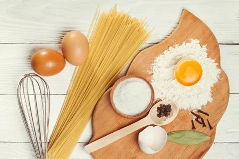 Pasta spaghetti with flour, egg on rustic wooden  background Foto stock