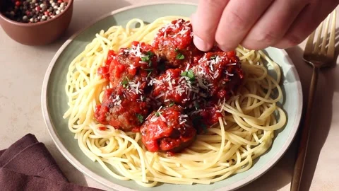 Pasta spaghetti with meatballs in tomato sauce. Italian food. Vídeo Stock 252172059