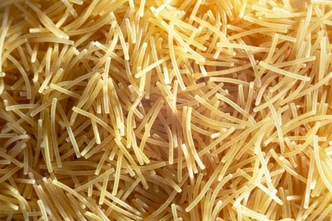 The pasta is thin. Dry thin pasta pasta very close. Macro 库存照片