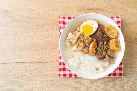 Paste of rice flour or boiled Chinese pasta square in clear soup Foto stock