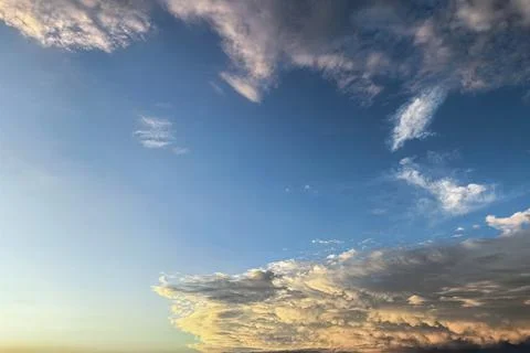 Pastel Clouds In Blue Evening Sky Background Foto stock