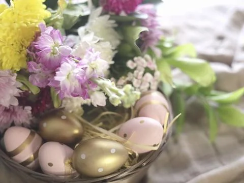 Pastel Easter Eggs With Fresh Floral Bouquet 库存照片