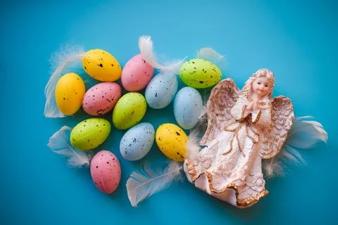 Pastel Easter Eggs with White Feathers and Angel Decoration Stock-Fotos