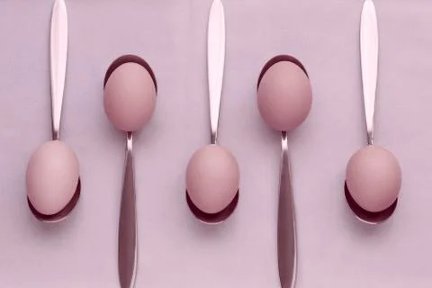 Pastel pink background, pattern of eggs Foto stock