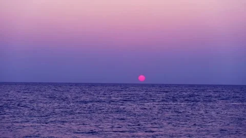 Pastel pink Sunset going down to deep blue sea horizon on lavender sky TimeLapse 库存影片 330097342