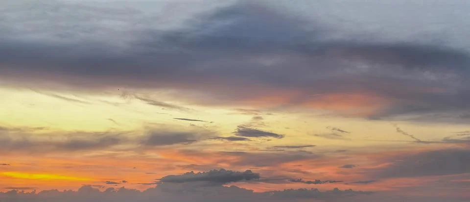 Pastel Sunset Sky With Dramatic Cloud Formation Foto stock