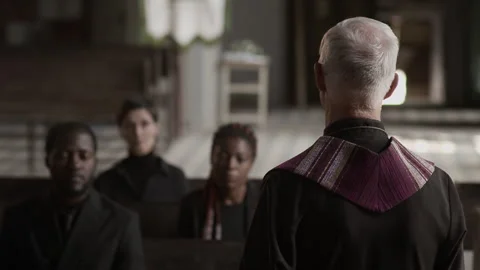 Pastor Reading Prayer in front of Three Grieving People at Funeral Vidéo 281550366