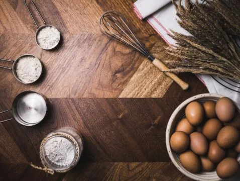 Pastry Baking Accessories Bakery Background with flour and whisk. Ingredients Foto stock