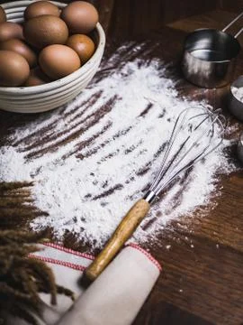 Pastry Baking Accessories Bakery Background with flour and whisk. Ingredients Foto stock