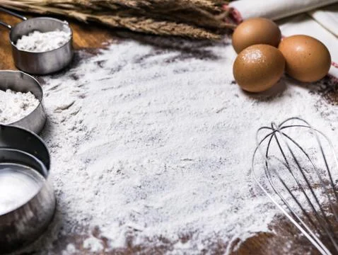 Pastry Baking Accessories Bakery Background with flour and whisk. Ingredients Foto stock