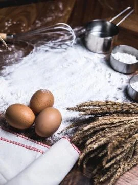 Pastry Baking Accessories Bakery Background with flour and whisk. Ingredients Foto stock