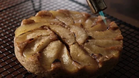 Pastry Chef Caramelising sugar on Upside-Down Apple Cake. Видео 150378569