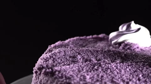 Pastry Chef Decorating and Squeezing Icing on Ube Cake in Black Background Vidéo 201284282