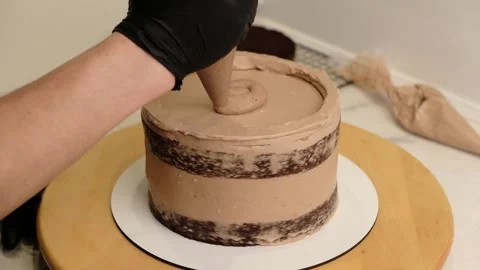 Pastry chef decorating a cake Vídeos de archivo 337069461