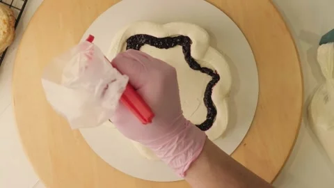 Pastry chef decorating a cake 库存影片 337069598