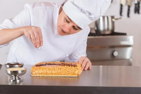 Pastry chef decorating Stock-Fotos
