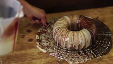 Pastry chef distributes marble mirror icing over mousse chocolate cake Vídeo Stock 167483055