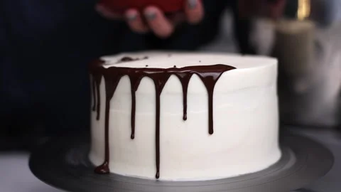 The pastry chef glazes the edge of the cake Vidéo 275146158