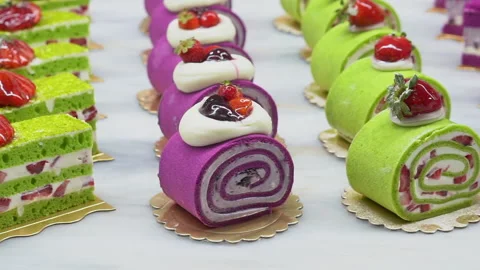 Pastry chef in the kitchen decorating a cake. Stock-Footage 227322750