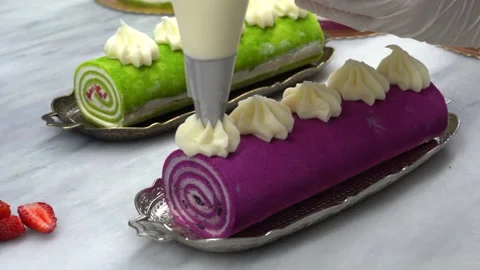 Pastry chef in the kitchen decorating a cake. Stock-Footage 227340208