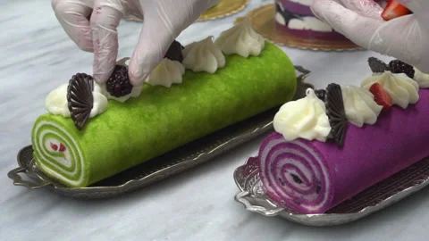 Pastry chef in the kitchen decorating a cake. Stock-Footage 227351715