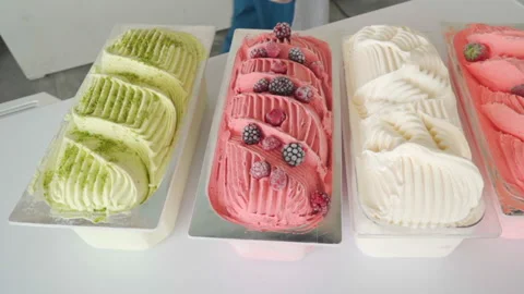 Pastry chef in the kitchen decorating a cake. Stock-Footage 227351800