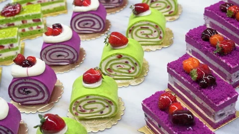 Pastry chef in the kitchen decorating a cake. Video stock 227353171