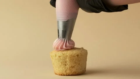 Pastry chef making cupcake in a slow motion Video stock 224535398