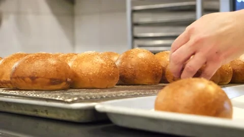 Pastry chef prepares some burger buns 库存影片 201894607