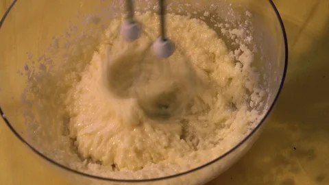 Pastry chef preparing a cake 스톡 동영상 100353703