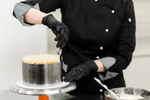 Pastry chef preparing a cake with red currants Fotos Stock