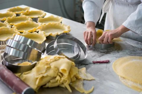 Pastry Chef Preparing Pie Crusts Stock-Fotos