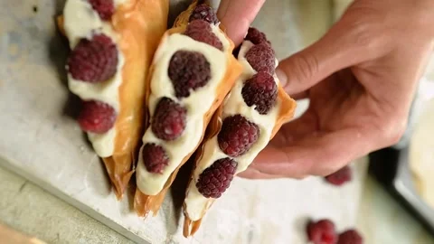 The pastry chef serves dessert with cream and filo pastry. Vertical video. Vidéo 333708288