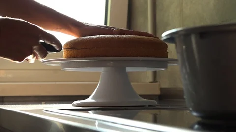 Pastry chef is slicing a cake Vídeos de archivo 94262310