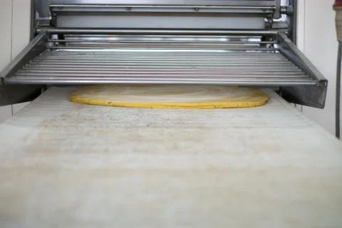 Pastry Rolling Machine in Bakery Stock-Fotos