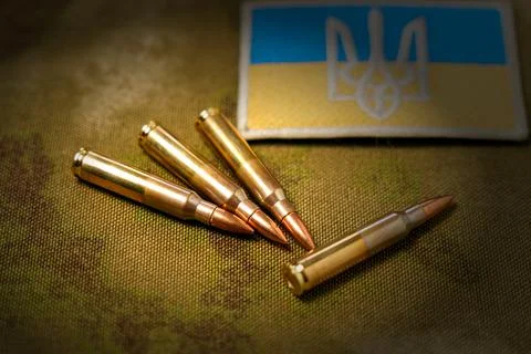 Patch with the flag and coat of arms of Ukraine, rifle cartridges on a camouf Foto stock