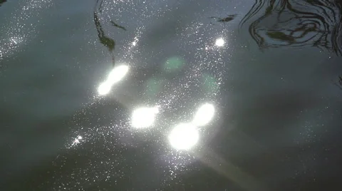 The patch of sunlight on the surface of the water. Slow motion. Vidéo 53374766