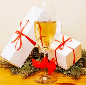 Patch of white gift boxes with red ribbon chistmass gifts waiting on tree and Fotos de archivo